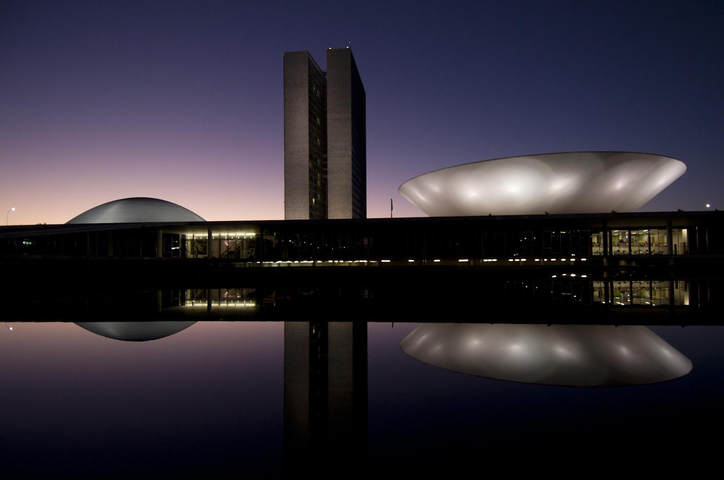 A reforma tributária visa implementar um novo modelo que unifica e simplifica a cobrança de impostos sobre consumo. Entenda o que está sendo debatido.