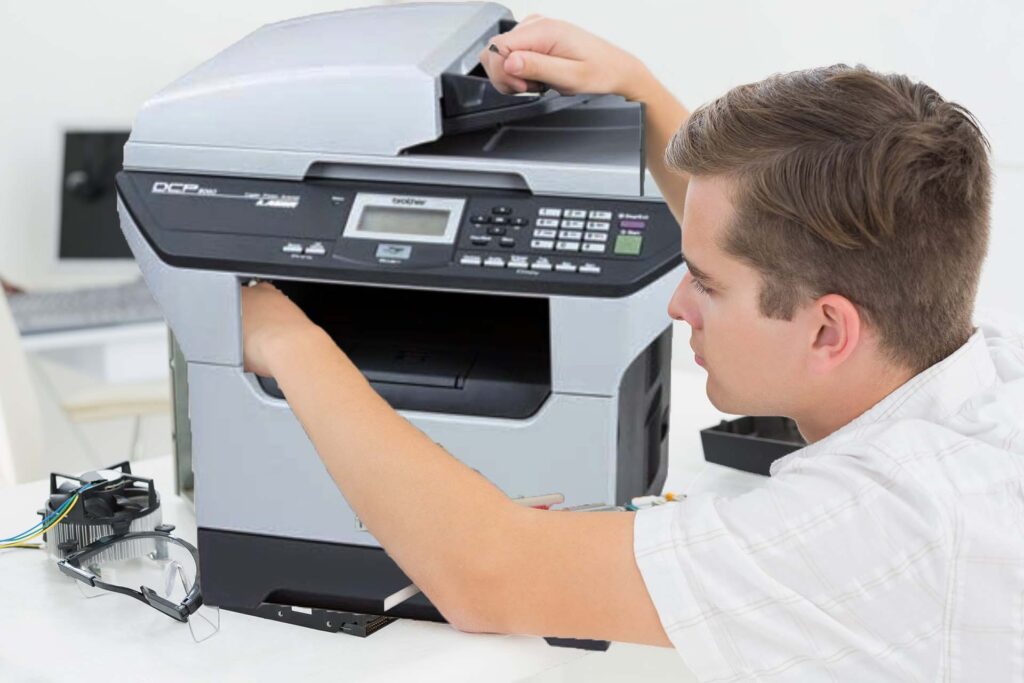 Un hombre haciendo una manutención en una impresora